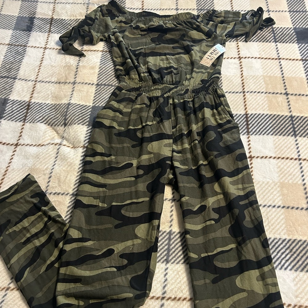 Women’s brand new Camo/ off the shoulder jumpsuit.